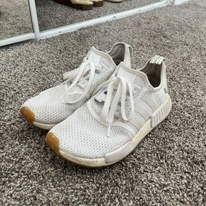 White Adidias NMD_R1